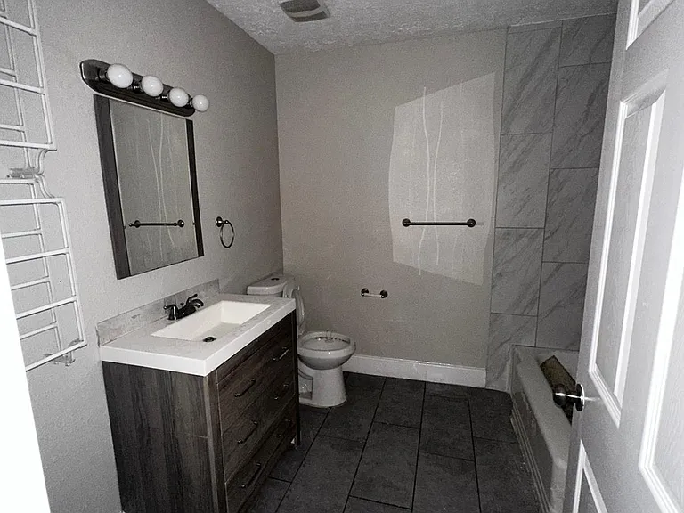 304 Truman St #B — Photo 6