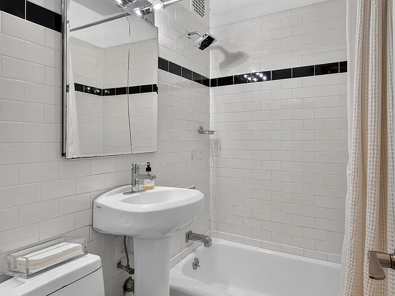 220 W 15th St #2A — Photo 6