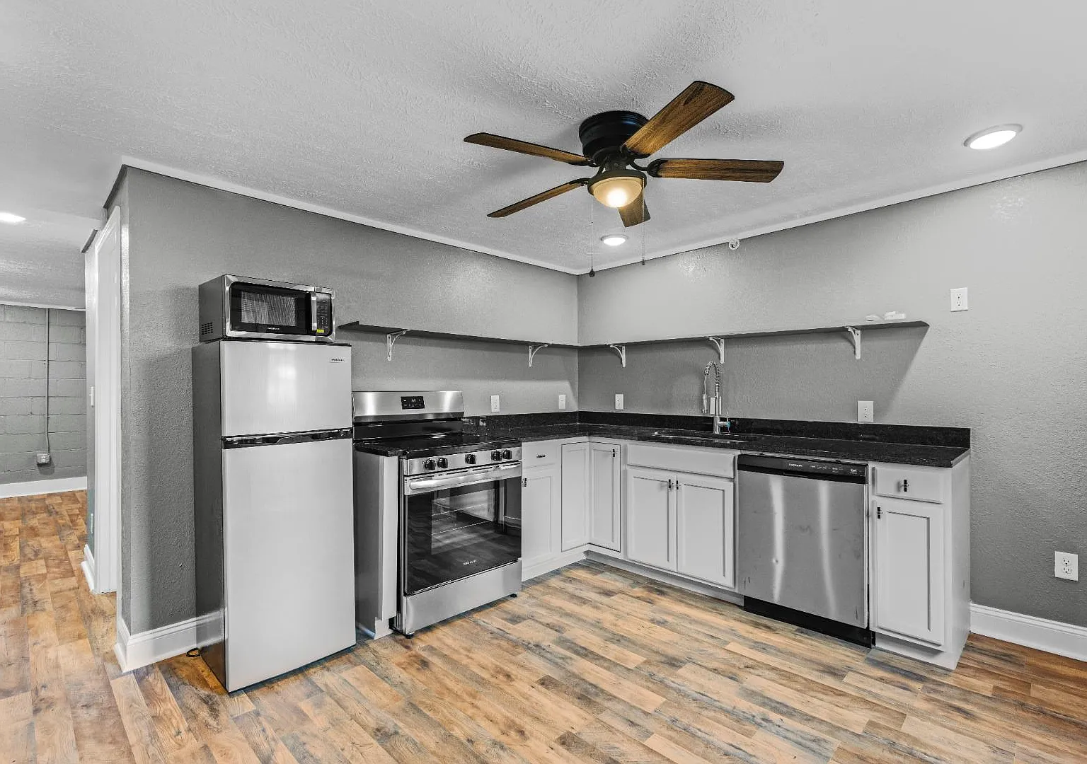 223 E Broadway street - Unit B (Middle) — Photo 2