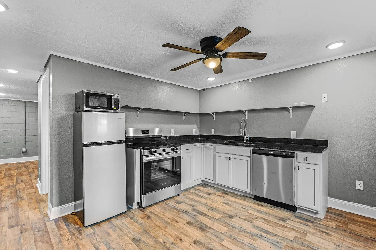 Unit Photo - 223 E Broadway St #B