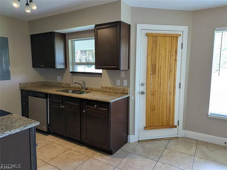 1503 SW 48th Ter — Photo 8