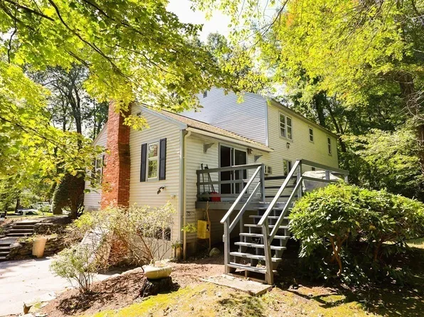 7 Clover Hill Dr, Chelmsford, MA 01824