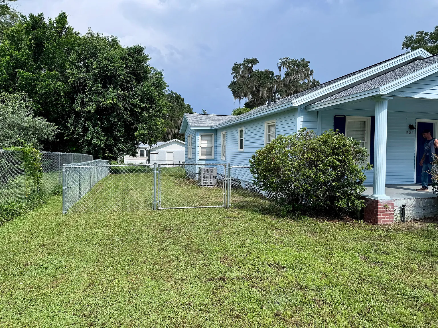 Spacious 3-Bedroom Home With Oversized Family Room And Fenced Backyard — Photo 3