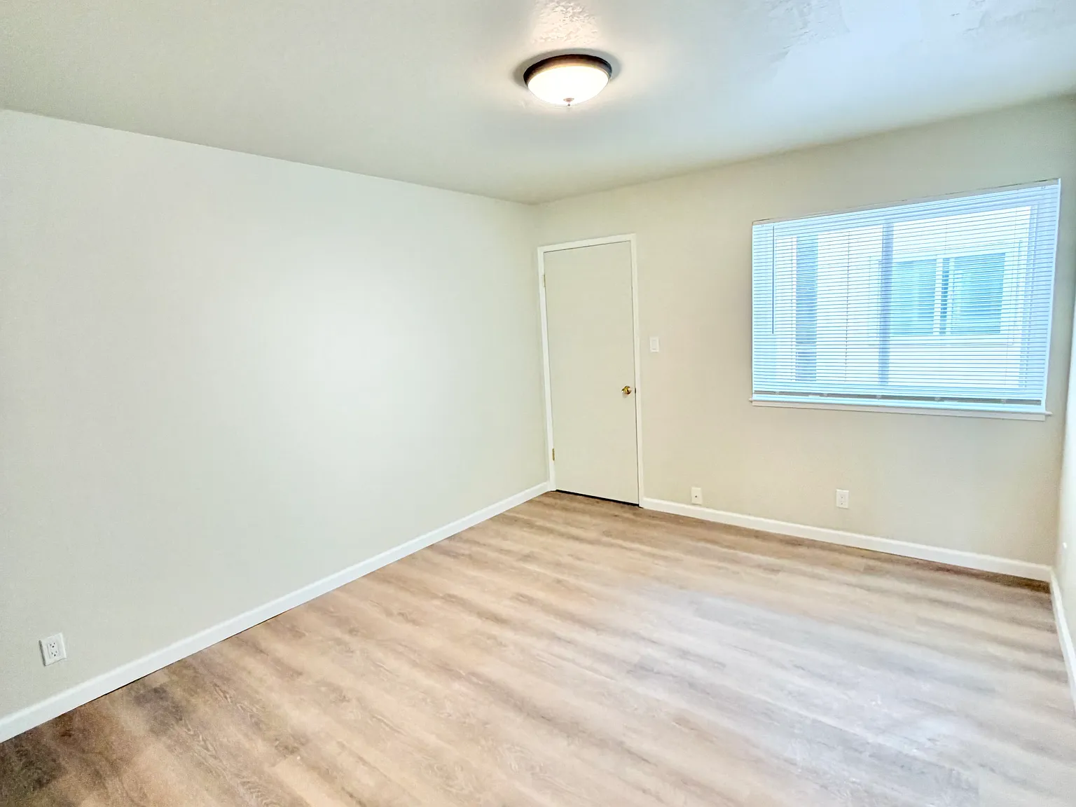 3 bed, 1000 sqft, $6,595 — Photo 4