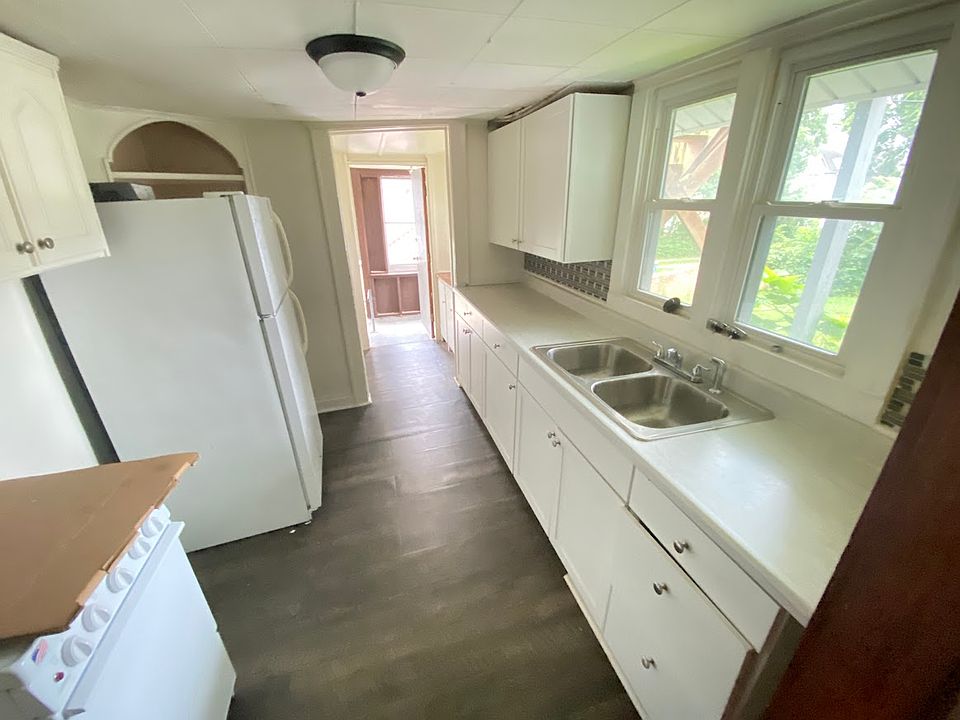2nd image of 811 Saint Louis Ave #5