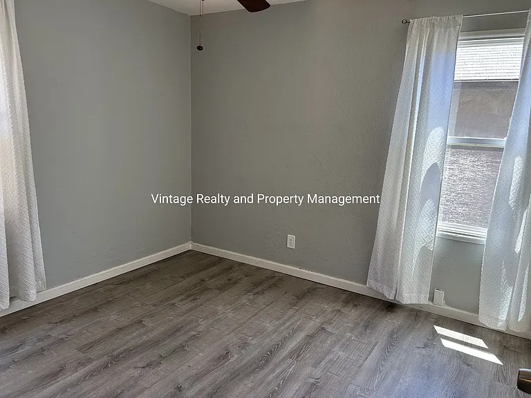 476 E Downs St — Photo 17