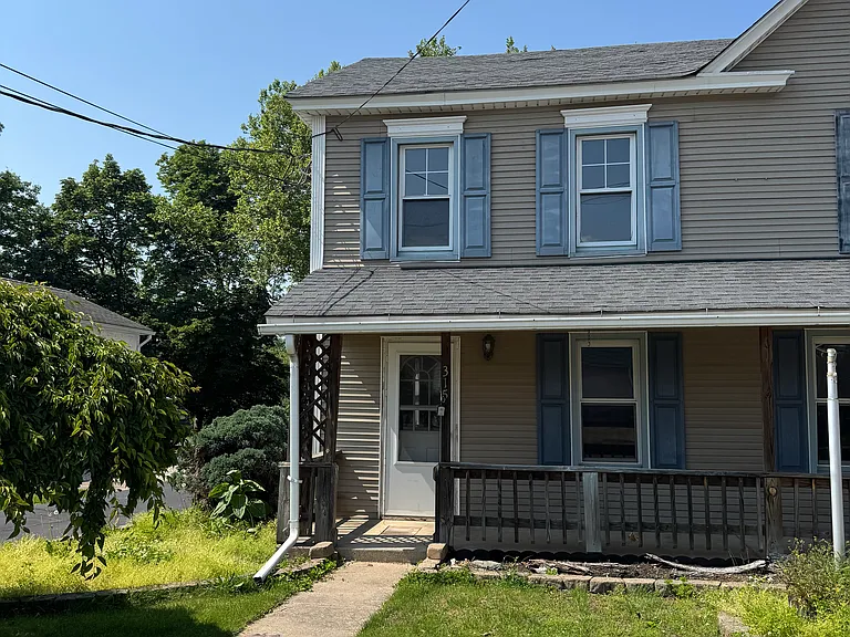 315 W 2nd St — Photo 2