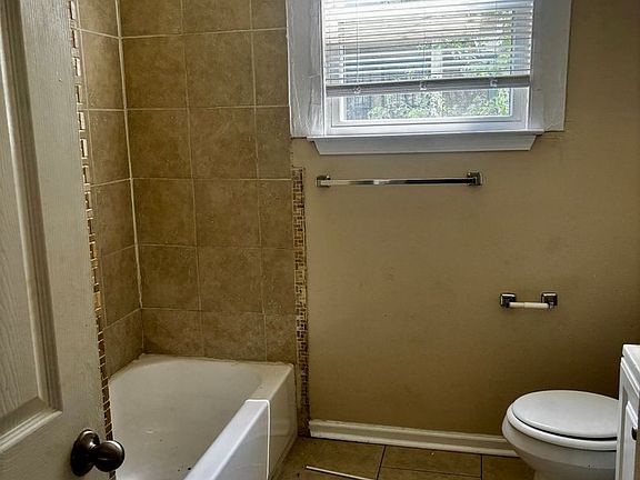5th image of 4235 Joseph St