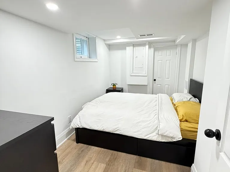 6 Woodvale Cres #LOWER — Photo 9