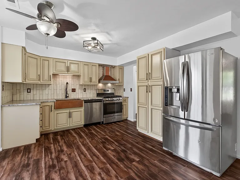 3200 Vermeer Dr #8 — Photo 9