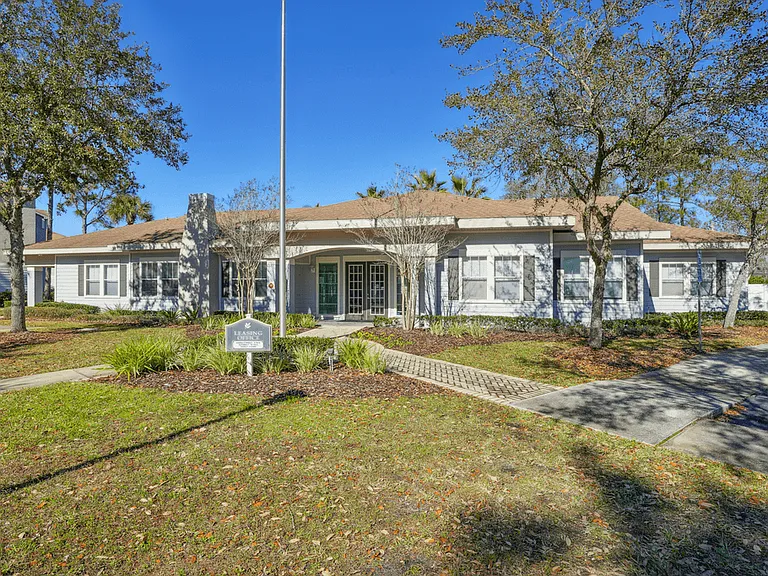 Grande Court Apartments — Photo 23