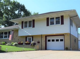 1306 W Coolidge Ave, Pekin, IL 61554