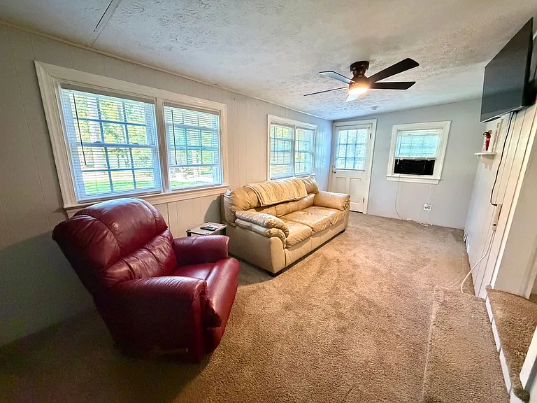 12 Martin Ln — Photo 2