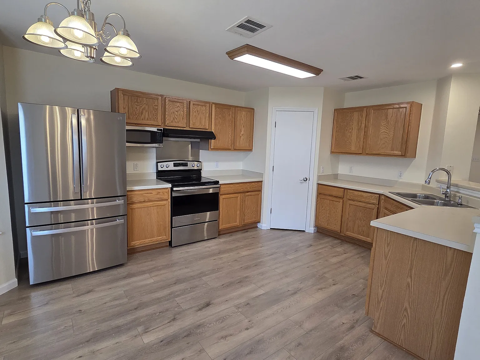 4 bed, 1890 sqft, $1,795 — Photo 3