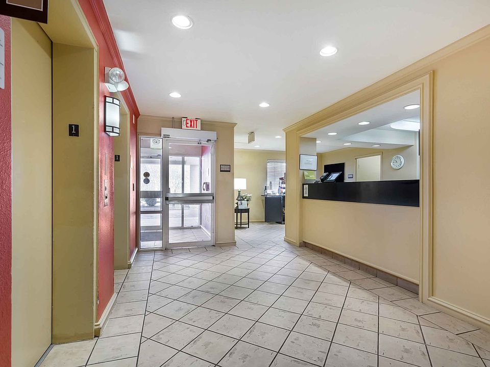 Lobby and Guest Check-in