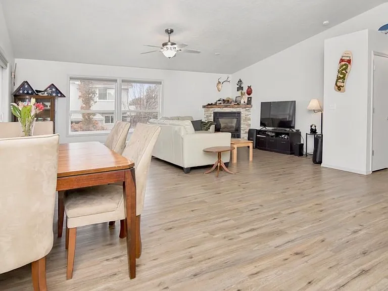 875 Eagle Ct — Photo 2