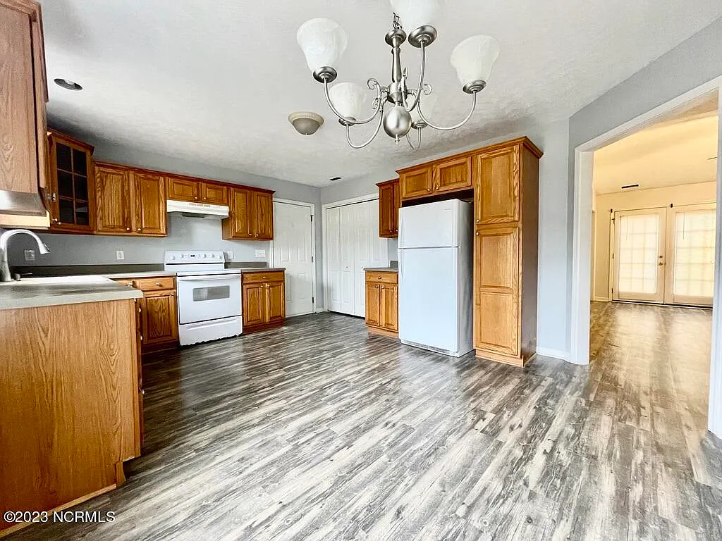 3 bed, 2.0 bath, 1285 sqft, $1,800 — Photo 3