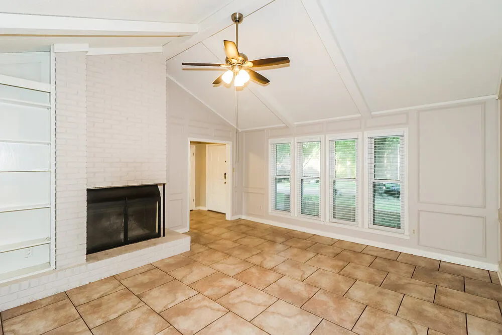 4 bed, 2.5 bath, 2100 sqft, $2,010 — Photo 4