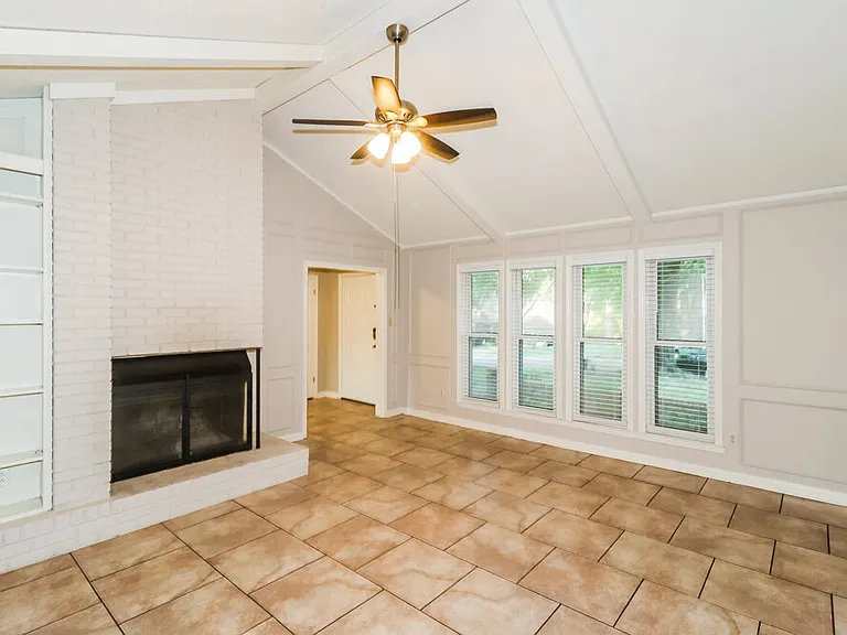 2209 Burlingate Dr — Photo 4