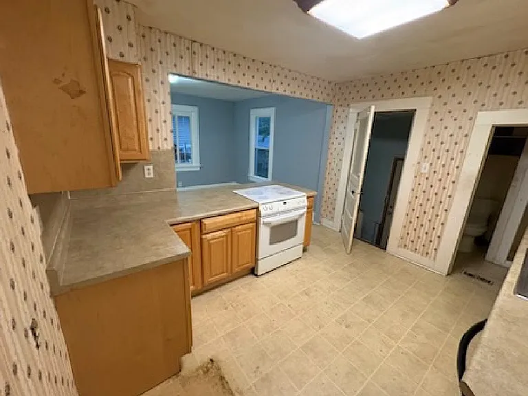 2061 N College St — Photo 6