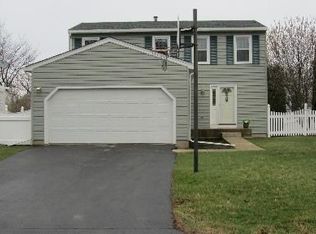 581 Iroquois Trl, Carol Stream, IL 60188