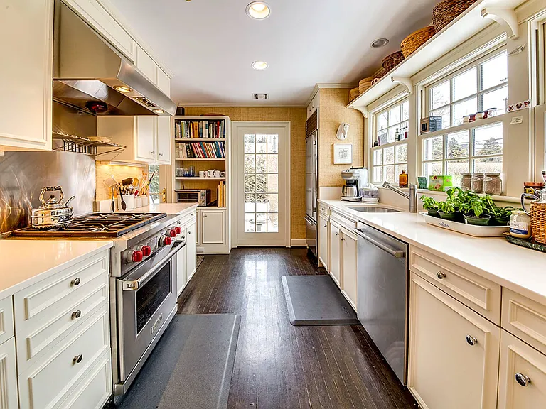 38 Halsey Ln — Photo 3