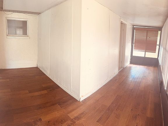 Walkway to the third bedroom.