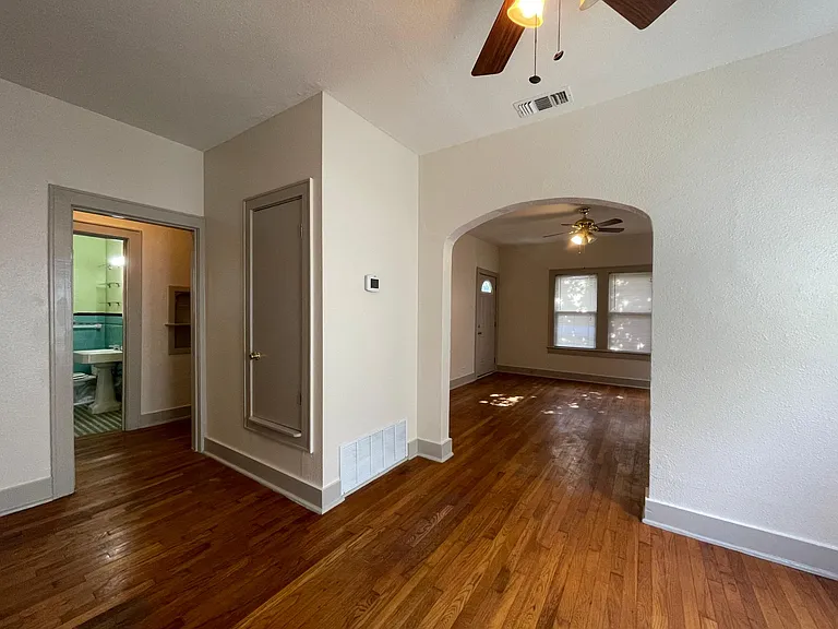 713 E Elmira St — Photo 12