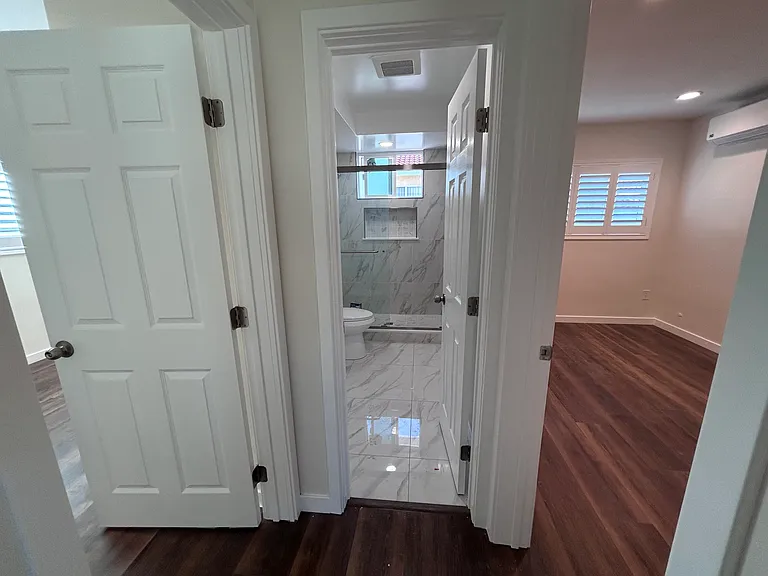 Upstairs coridor. Upstairs bathroom (center), upstairs bedrooms 2 (left) and upstairs bedroom 3 (right)
