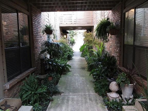 Center Court between 4047 & 4049 Herschel Ave