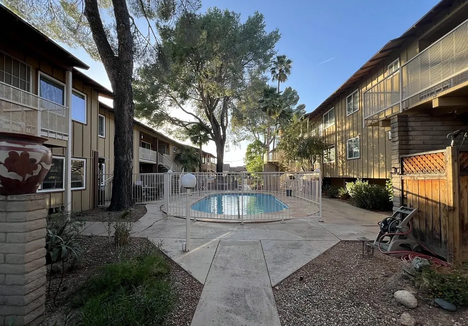 90 W Yavapai St #18