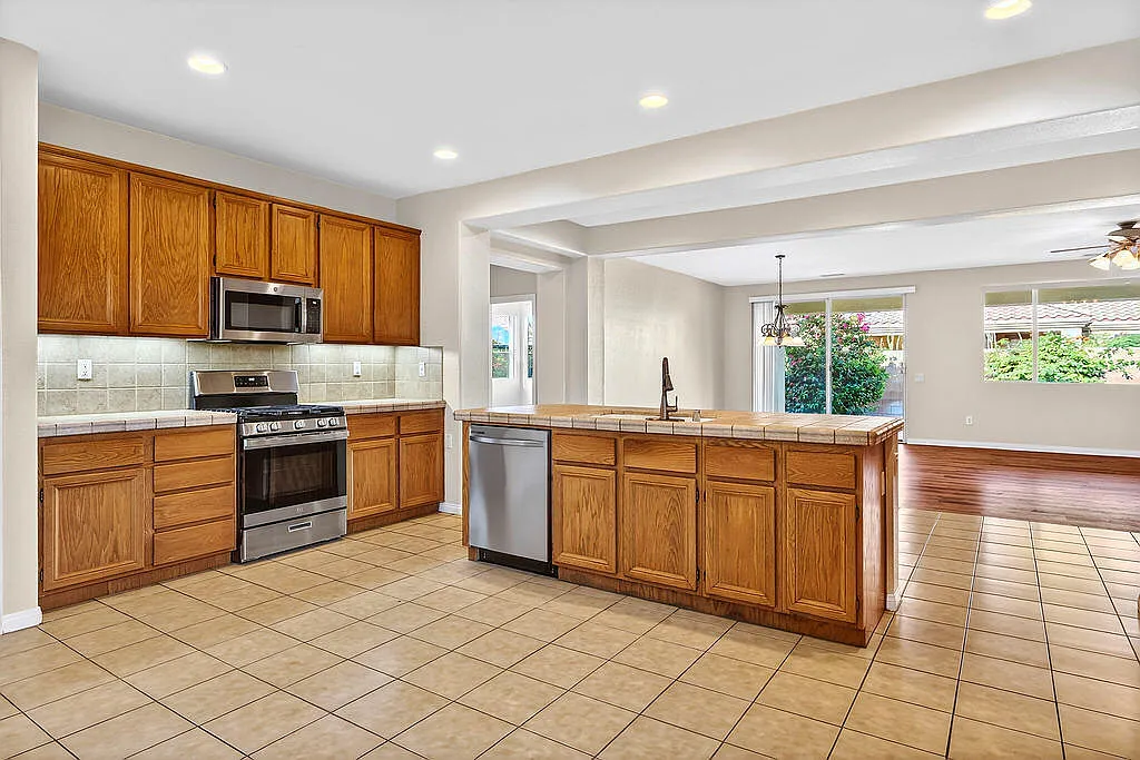 3 bed, 2273 sqft, $2,900 — Photo 4