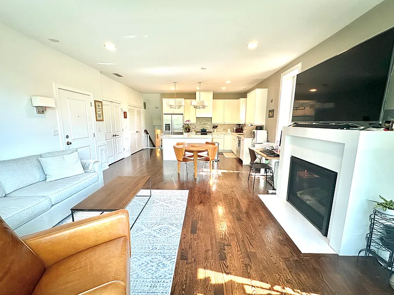 2532 W Irving Park Rd #2E — Photo 3