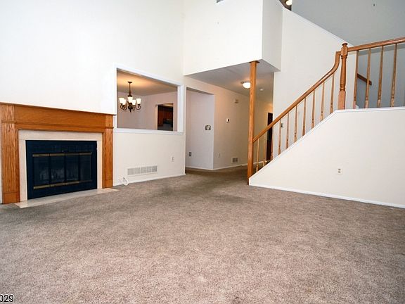 4th image of 34 Delaware Ln