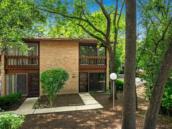 5945 Meadow Dr, Lisle, IL 60532