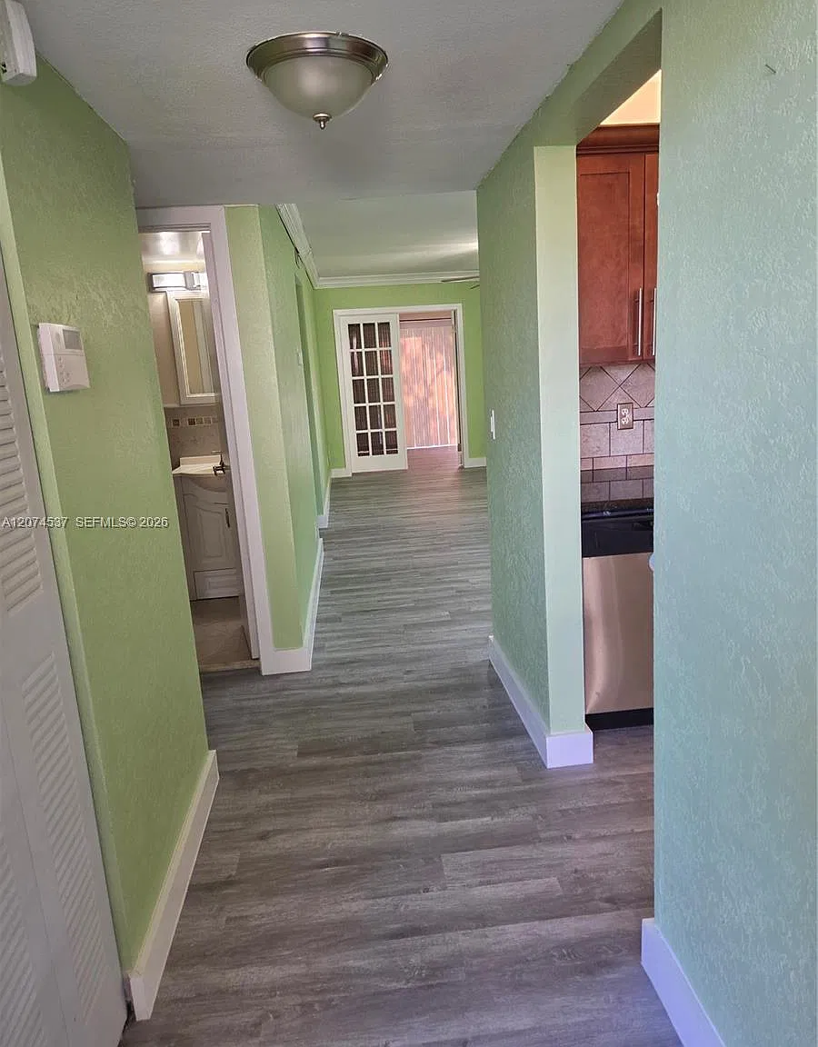 Royale Gardens Condo — Photo 3