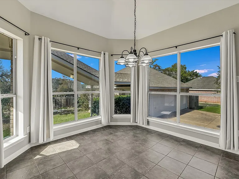 10802 Hastings Ln — Photo 6