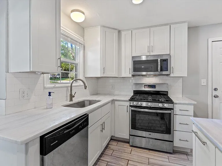 4935 Rosewood Dr — Photo 8