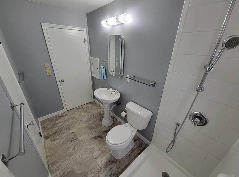 1st image of 533 Clark Ave #533