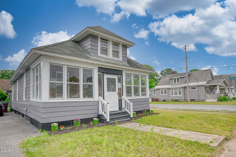 2nd image of 902 Vischer Avenue