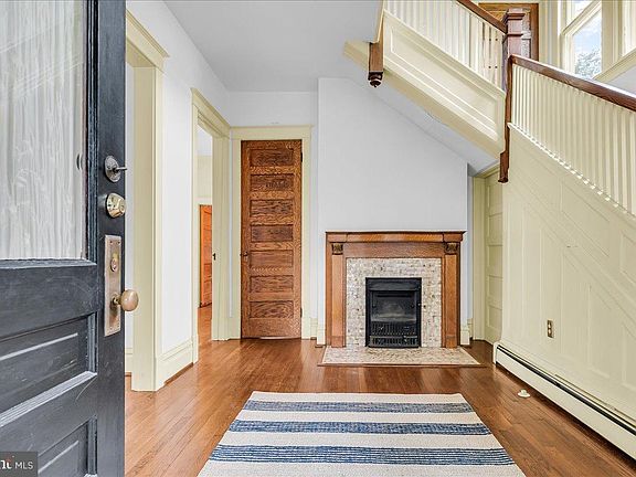 4th image of 202 Jefferson St