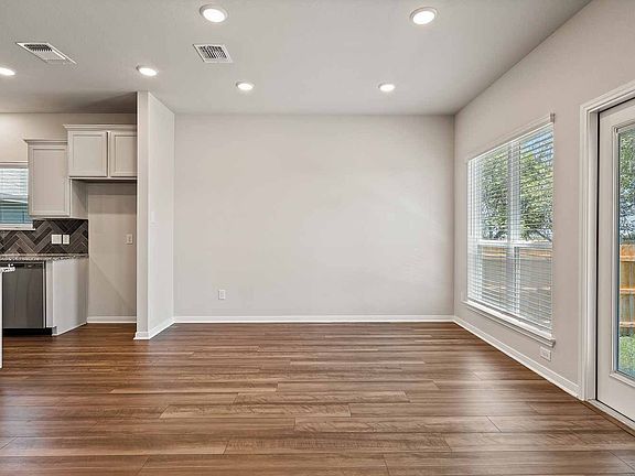 5th image of 2039 Westphalia Dr