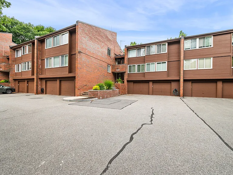 241-287 Perkins St #B502 — Photo 31