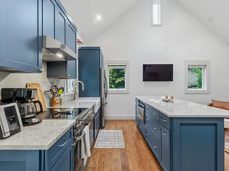 103 Hastings Ave — Photo 4