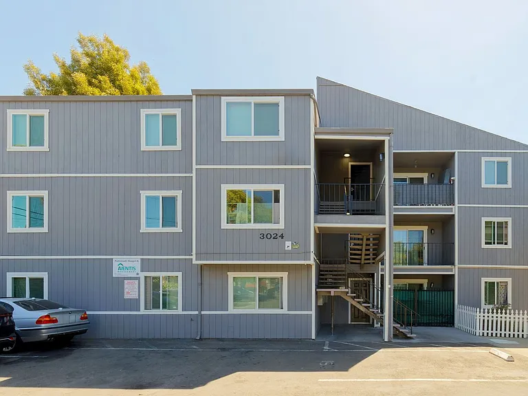 3024 Fruitvale Ave — Photo 2