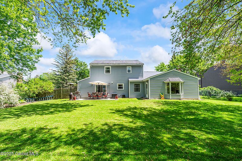 5th image of 10 Bedford Drive