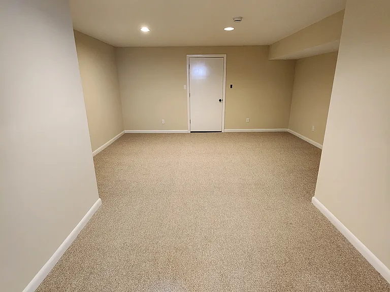 Comfy, Soacious Lower Level