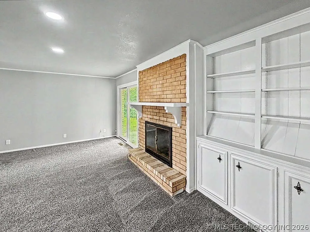 3 bed, 2.0 bath, 1714 sqft, $1,995 — Photo 2