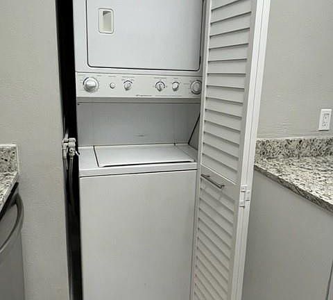 4th image of 733 SE 1 Way #208 308 204