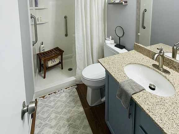 4th image of 826 Laurel Hill Pl